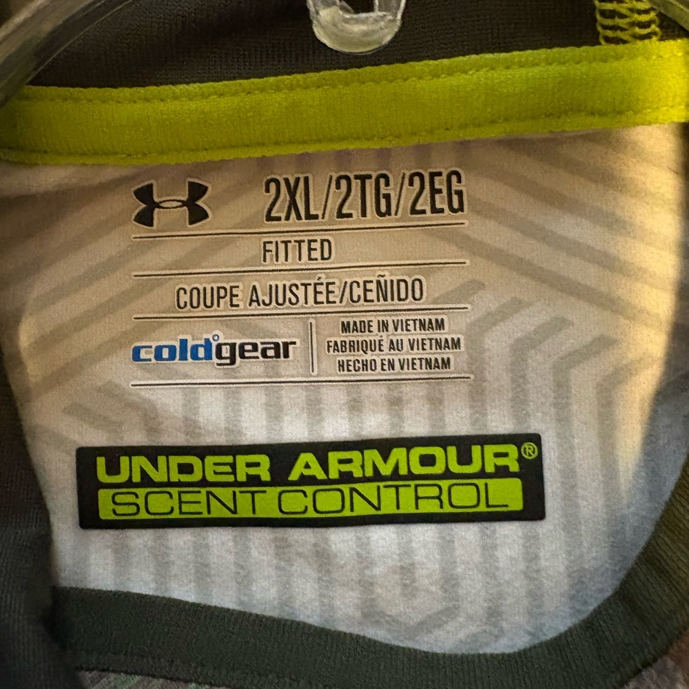 Under Armour Women’s ' Realtree Camo Long Sleeve Cold Gear Hoodie w/ Pink Trim. - Picture 3 of 3